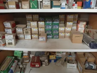 Herrajes y materiales varios de carpintería