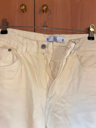 Pantalón vaquero amarillo