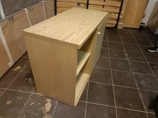 Mobiletto con anta e vani a giorno