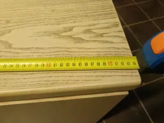 Mobiletto con anta e vani a giorno