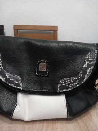 Bolso negro y blanco con estampado