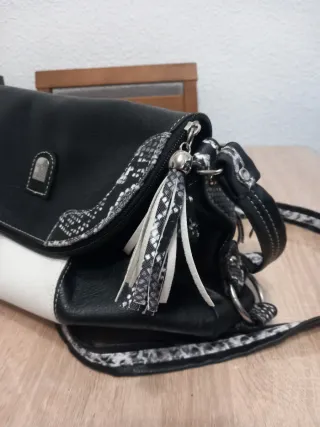 Bolso negro y blanco con estampado