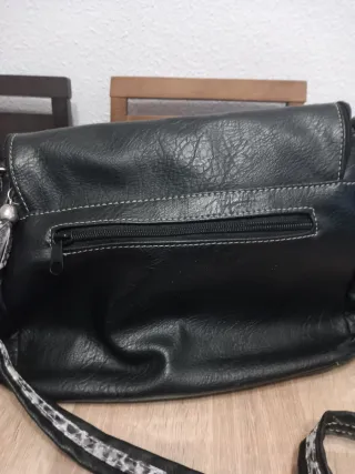 Bolso negro y blanco con estampado