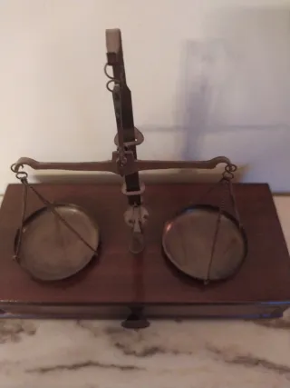 Balanza antigua latón y madera