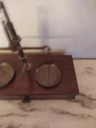 Balanza antigua latón y madera