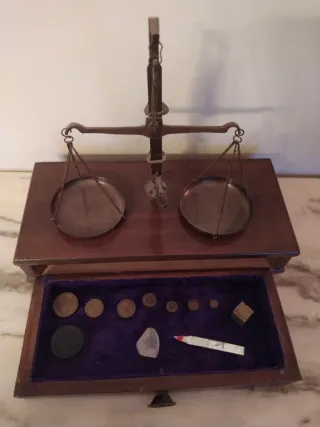 Balanza antigua latón y madera