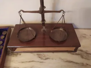 Balanza antigua latón y madera