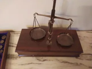 Balanza antigua latón y madera