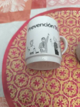 Tazas blancas con el logo de prevención10.es