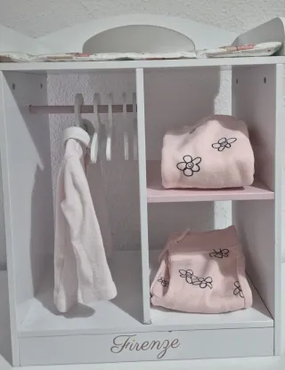 Cambiador de juguete con ropa