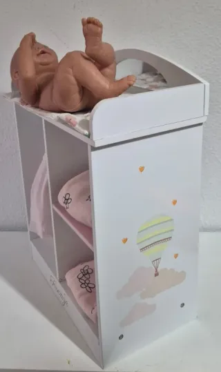 Cambiador de juguete con ropa