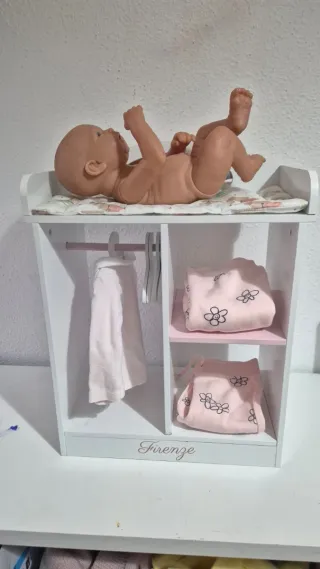 Cambiador de juguete con ropa