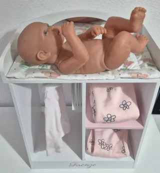 Cambiador de juguete con ropa
