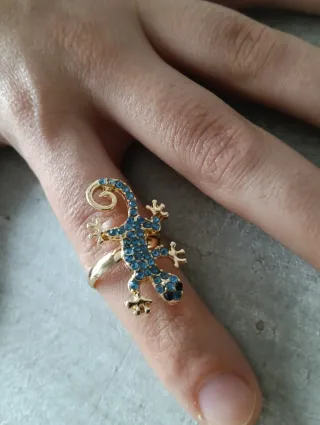 Anello a forma di lucertola con strass blu