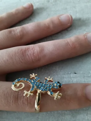 Anello a forma di lucertola con strass blu