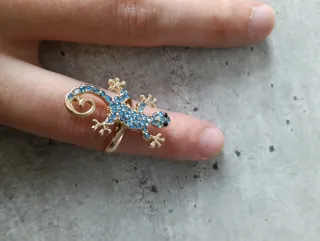 Anello a forma di lucertola con strass blu
