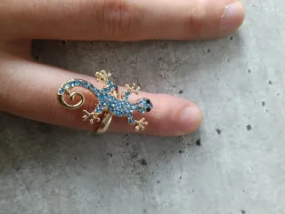 Anello a forma di lucertola con strass blu