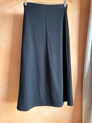 Falda negra 3/4 corte entrepierna
