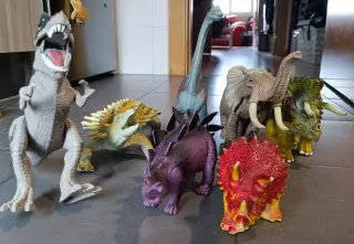 Lote de dinosaurios medianos y 1 elefante