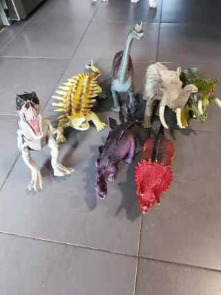 Lote de dinosaurios medianos y 1 elefante