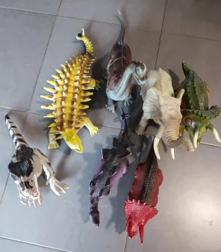 Lote de dinosaurios medianos y 1 elefante