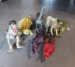 Lote de dinosaurios medianos y 1 elefante