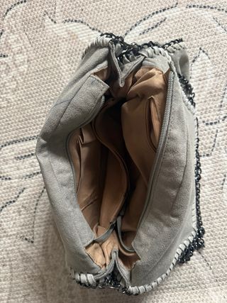 Bolso plateado con cadenas