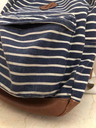 Mochila azul y blanca a rayas