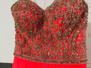 Vestido de fiesta largo bordado en pedreria plata