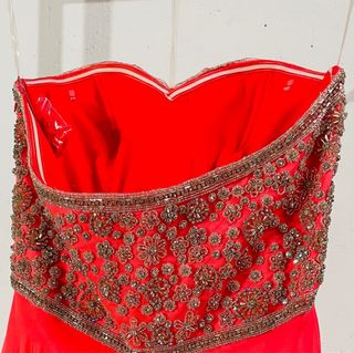 Vestido de fiesta largo bordado en pedreria plata