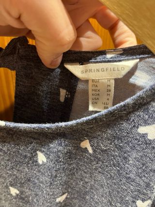 Camiseta gris con estampado de corazones