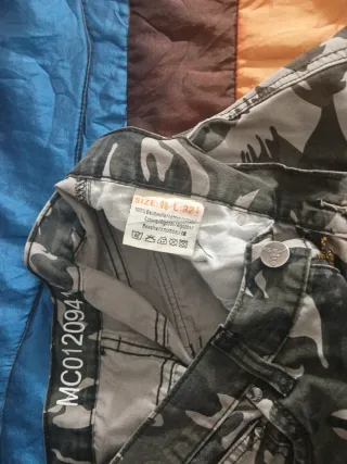 Pantaloni mimetici cargo