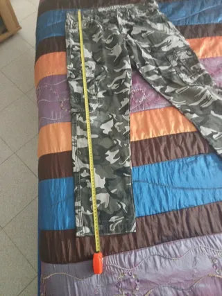 Pantaloni mimetici cargo