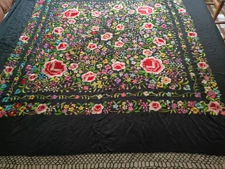 Mantón de Manila bordado negro