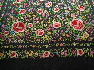 Mantón de Manila bordado negro