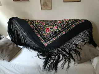 Mantón de Manila bordado negro