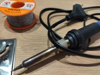 Soldador 60W 220V con accesorios + altavoces gameb