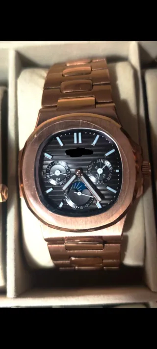 Reloj de Lujo Dorado y Negro