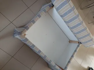 Reposapiés con almacenaje a rayas