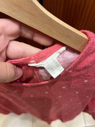 Camiseta rosa con lunares blancos