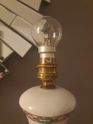 Lámpara sobremesa  porcelana francesa. Firmada.