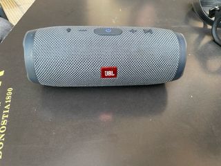 Altavoz JBL con correa