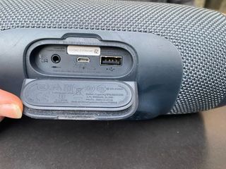 Altavoz JBL con correa