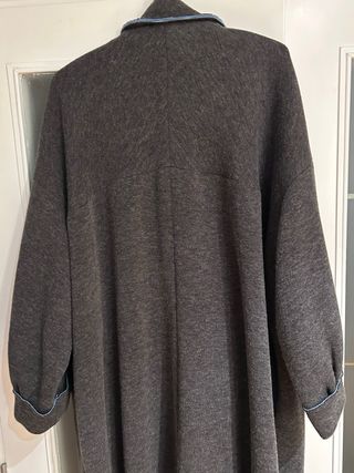 Abrigo oversize gris y azul