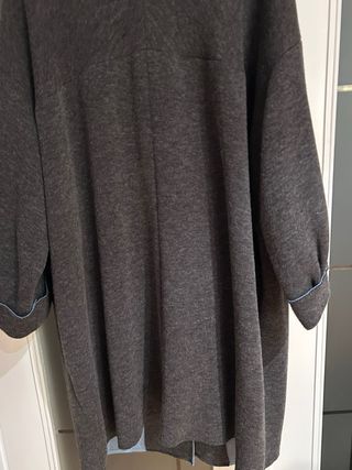 Abrigo oversize gris y azul