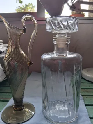 Botella y jarrita de cristal