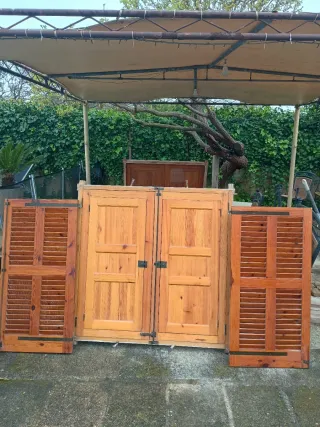 Ventana madera con portones y persianas