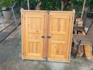Ventana madera con portones y persianas