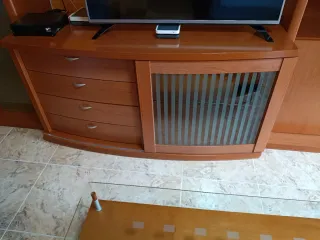 Mueble de salón madera y cristal