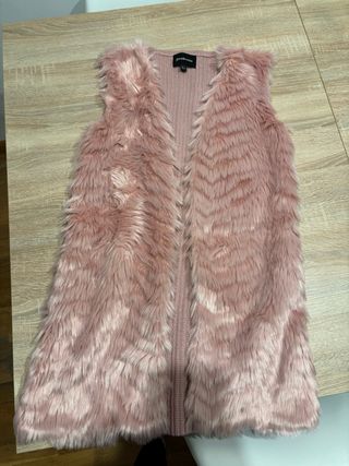 Chaleco rosa pelo Stradivarius